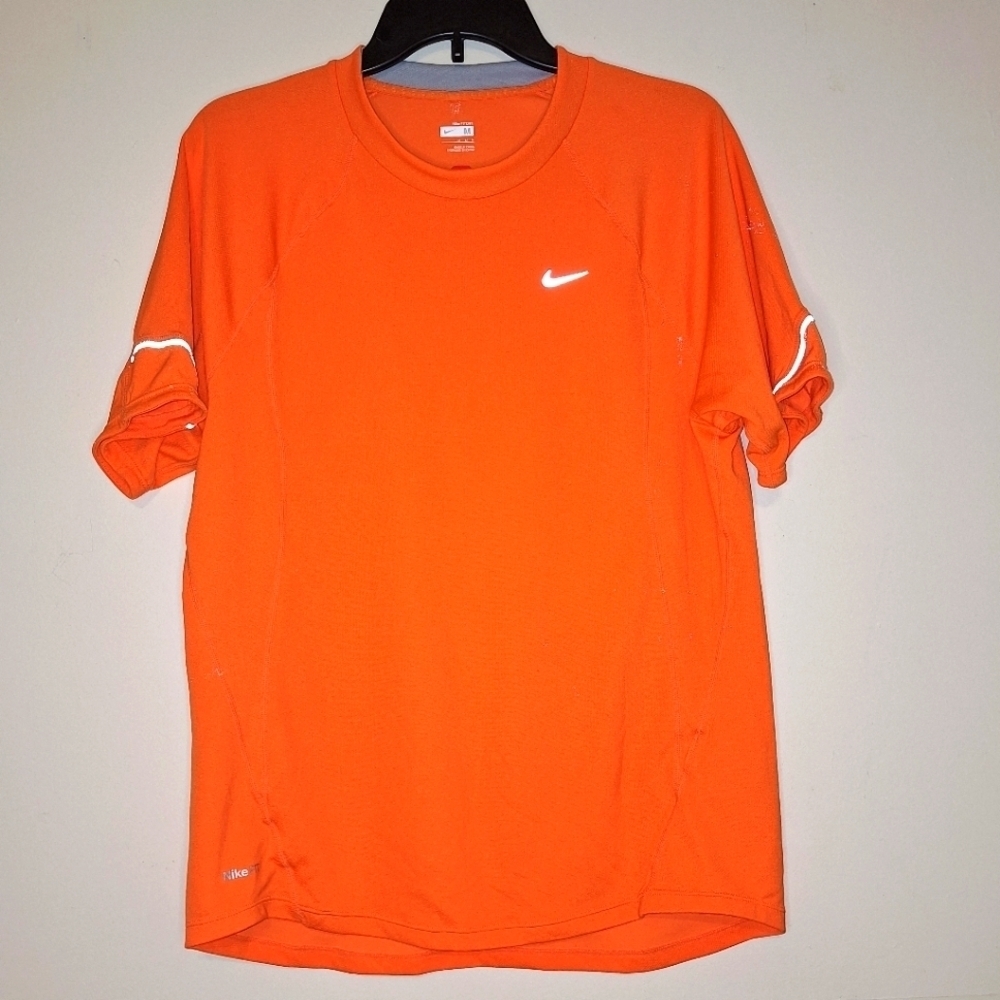 A Nike FitDry short sleeve t-shirt in a men's size medium. EUC.